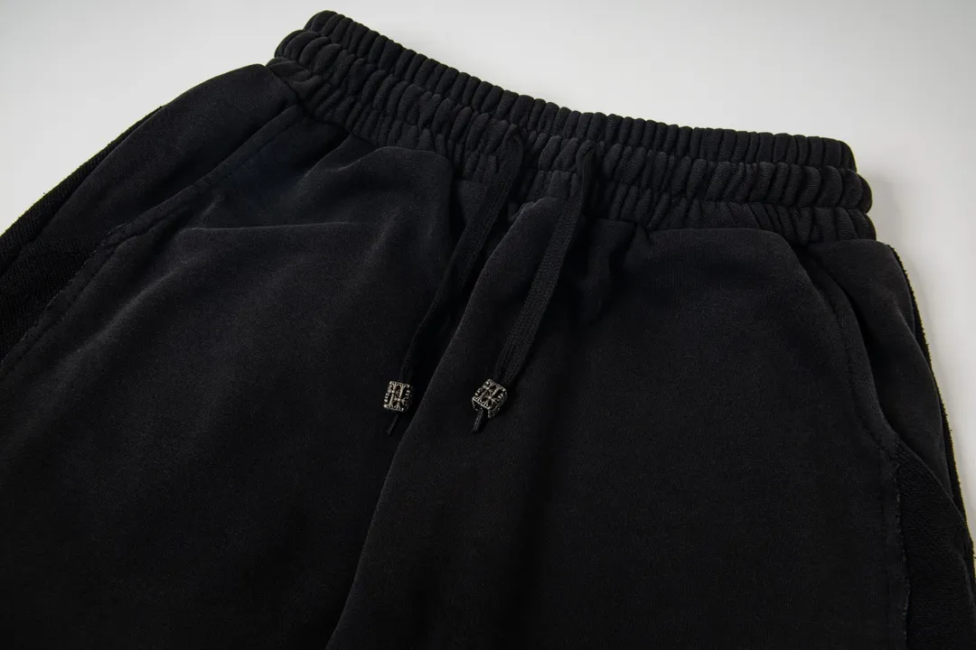 P220 model number Y661 CHROME HEARTS/Chrome Hearts CH 23SS washed trousers and sweatpants, soft and comfortable, and the upper body experience is overwhelming. The pants are decorated with classic cross leather patches, which are full of design. Trousers with elastic waist and leggings, a super versatile fashion item, will definitely turn heads. A must-have treasure sweatpants. The shape is super easy and easy to wear. Both men and women can easily wear it. They are the first choice for the street, don’t miss it! ! ! size:S-XL